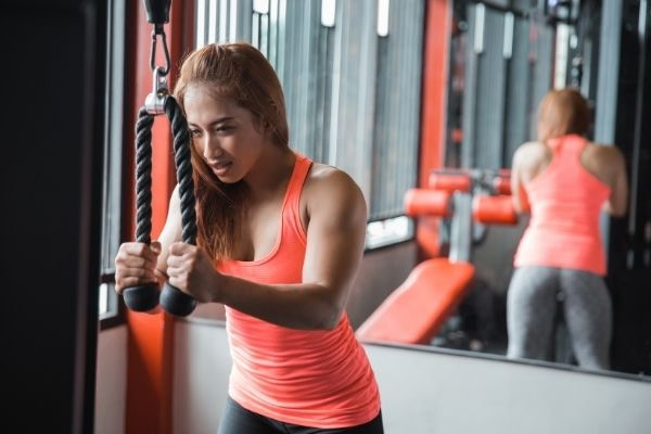 armen trainen vrouwen sportschool